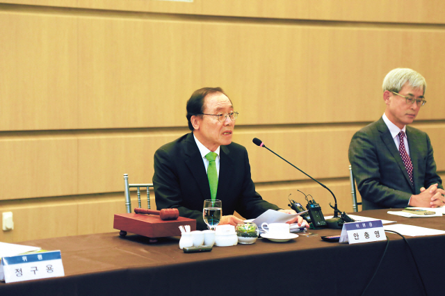 안충영 동반성장위원장이 28일 오전 서울 반포 팔래스 호텔에서 열린 제46차 동반성장위원회에서 평가결과 등을 발표하고 있다.
