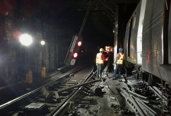 In this photo provided by the Transport Workers Union, Local 100, workers from the New York Metropolitan Transportation Authority respond to the scene of a subway derailment, Tuesday, June 27, 2017, in New York. (AP-Yonhap)