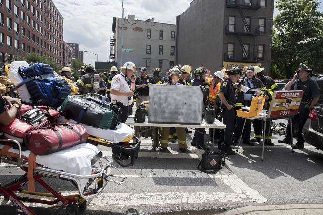 Emergency service personnel work at the scene of a subway derailment, Tuesday, June 27, 2017, in the Harlem neighborhood of New York. (AP-Yonhap)
