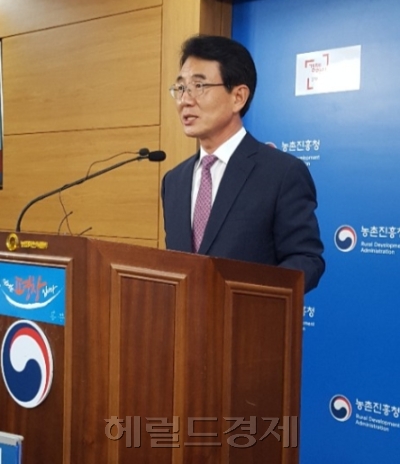 정부 세종청사 농림축산식품부 기자실에서 ‘배석세포로 미세플라스틱 대체 연구’ 결과를 브리핑을 하고 있는 농진청 조명래 원예작물부장 [사진=황해창 기자/hchwang@heraldcorp.com]