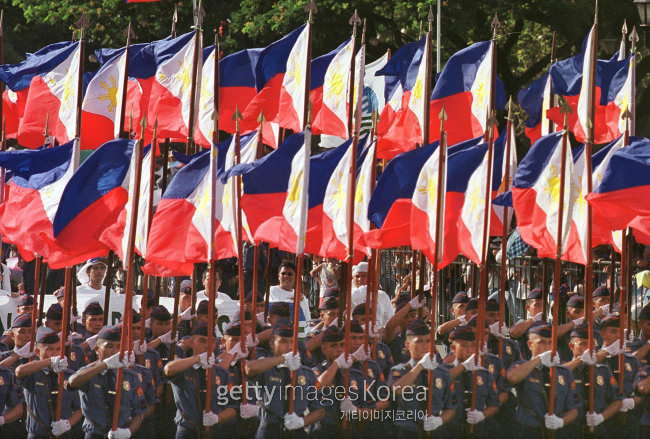 필리핀 독립 104주년 기념식에서 휘날리는 국기 ‘와타왓(watawat-flag)’ [사진=게티이미지]