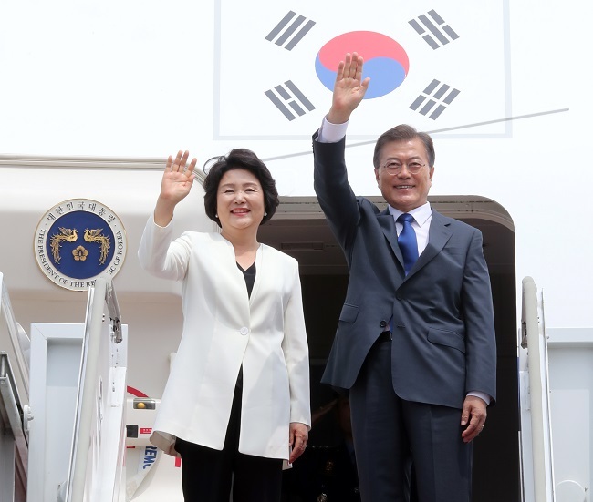 President Moon Jae-in and first lady Kim Jung-sook wave as they board a plane at a military airport in Seongnam, Gyeonggi Province, Wednesday, before leaving for the United States. (Yonhap)