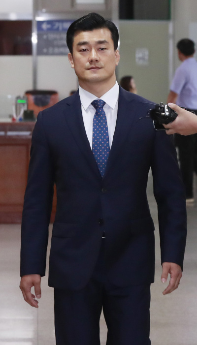박근혜 전 대통령의 ‘비선 진료’를 묵인한 혐의 등을 받고 있는 이영선 전 청와대 경호관이 28일 오후 서울 서초동 중앙지법에서 열린 선고 공판에 출석하고 있다. [사진제공=연합뉴스]