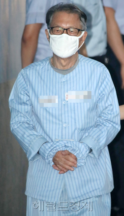 ‘블랙리스트’ 작성 및 관리에 관여한 혐의로 기소된 김기춘 전 대통령 비서실장이 28일 오전 서울 서초구 서울중앙지법에서 열리는 3차 공판에 출석하기 위해 법정으로 향하고 있다. [사진제공=헤럴드경제]