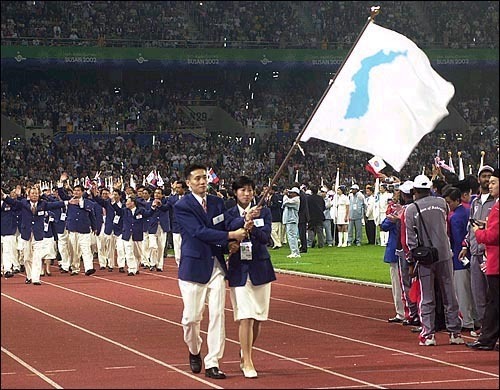2002년 부산아시안게임에 단일팀으로 단일깃발을 들고 나란히 입장하는 남북선수단. [헤럴드경제DB]