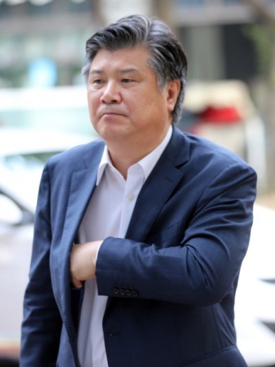 조대엽 고용노동부 장관 후보자가 20일 오전 서울 마포구 서울서부고용노동지청에 마련된 청문회 준비 사무실로 출근하고 있다. [출처=연합뉴스]