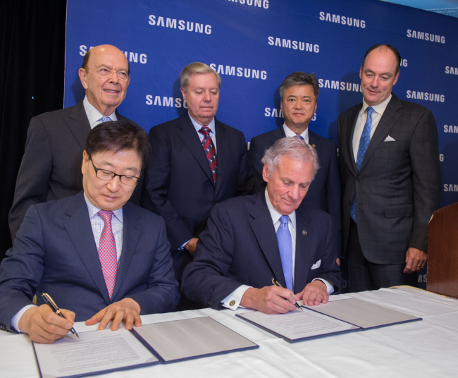 Yoon Boo-keun(first from left, front row), the CEO of Samsung Electronics's consumer electronics division, and Henry McMaster, the governor of South Carolina.