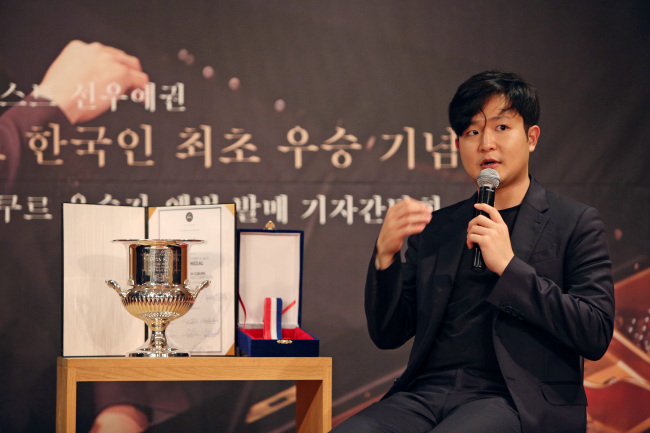세계적 권위의 피아노 콩쿠르인 미국 반 클라이번 콩쿠르의 한국 최초 우승자인 선우예권(28)은 28일 서울 세종문화회관 내 세종예술아카데미에서 우승 후 첫 기자간담회를 가졌다. 그는 “우승은 영광스럽고 값지다”고 수상소감을 밝혔다. [사진제공=목프로덕션]