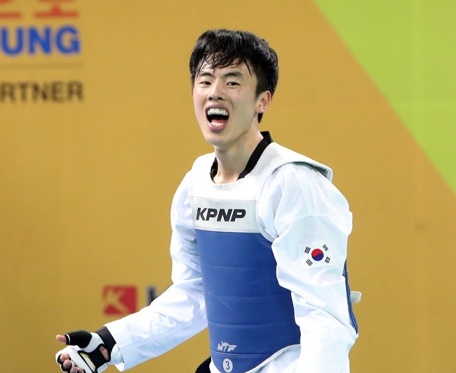 Jeong Yun-jo of South Korea celebrates his victory over Mikhail Artamonov of Russia in the final of the men's under-58kg division at the World Taekwondo Federation World Taekwondo Championships at Taekwondowon's T1 Arena in Muju, North Jeolla Province, on June 28, 2017. (Yonhap)