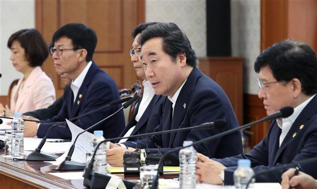 <YONHAP PHOTO-1384> 국정현안점검조정회의 주재하는 이낙연 총리 (서울=연합뉴스) 김승두 기자 = 이낙연 국무총리가 29일 오전 서울 세종로 정부서울청사에서 국정현안점검조정회의를 주재하며 발언하고 있다. 2017.6.29 kimsdoo@yna.co.kr/2017-06-29 09:04:37/ <저작권자 ⓒ 1980-2017 ㈜연합뉴스. 무단 전재 재배포 금지.>