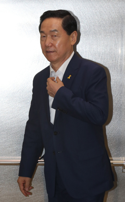 김상곤 사회부총리 겸 교육부 장관 후보자에 대한 인사청문회가 29일 국회에서 열리고 있다. 사진은 이날에 앞서 여의도 교육시설공제회관에 마련된 인사청문회 준비 사무실로 출근하고 있는 김 후보자. [사진제공=연합뉴스]
김상곤 사회부총리 겸 교육부 장관 후보자에 대한 인사청문회가 29일 국회에서 열리고 있다. 사진은 이날에 앞서 여의도 교육시설공제회관에 마련된 인사청문회 준비 사무실로 출근하고 있는 김 후보자.[사진제공=연합뉴스]