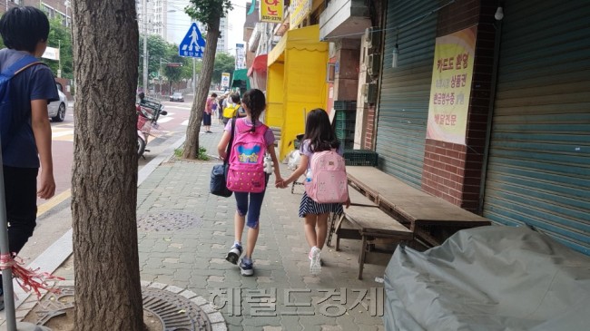 29일 아침 서울 영등포구 Y초등학교 학생들이 손에 도시락통을 들고 등교중이다.