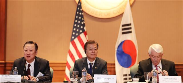 <YONHAP PHOTO-1616> 한-미 비즈니스 서밋 참석한 문 대통령 (워싱턴=연합뉴스) 배재만 기자 = 문재인 대통령이 28일 오후(현지시각) 미국 워싱턴 미국 상공회의소에서 열린 한-미 비즈니스 서밋 주요 간담회에 참석, 박용만 대한상의 회장(왼쪽)의 발언을 듣고 있다. 2017.6.29 scoop@yna.co.kr/2017-06-29 09:59:26/ <저작권자 ⓒ 1980-2017 ㈜연합뉴스. 무단 전재 재배포 금지.>