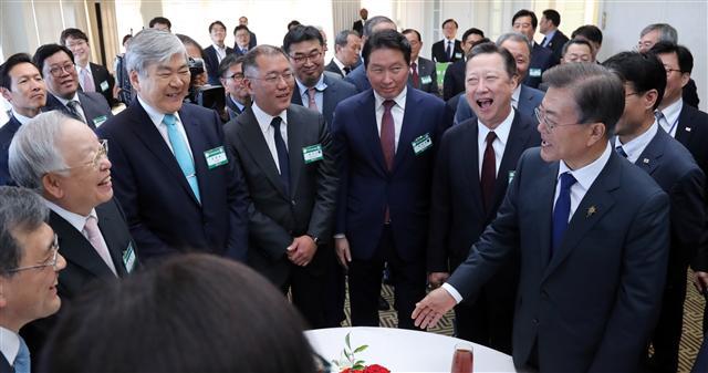 문재인 대통령이 28일 오후(현지시각) 미국 워싱턴 헤이 아담스 호텔에서 열린 우리 참여 경제인과의 차담회에서 경제인들과 얘기를 나누고 있다. 왼쪽부터 손경식 CJ그룹 회장, 조양호 한진그룹 회장, 정의선 현대자동차 부회장, 최태원 SK 회장, 박용만 대한상공회의소 회장, 문 대통령.
[연합뉴스]