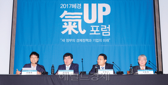 ‘2017헤경氣UP포럼’에서 ‘4차 산업혁명시대 기업의 미래 성장동력’라는 주제로 진행된 제2세션 토론회에서 이병태(왼쪽부터) 카이스트 경영대학 교수, 윤창현 서울시립대 경영학부 교수, 유병규 산업연구원장, 서동원 대통령직속 규제개혁위원회 민간위원장이 토론하고 있다.  이상섭 기자/babtong@heraldcorp.com
