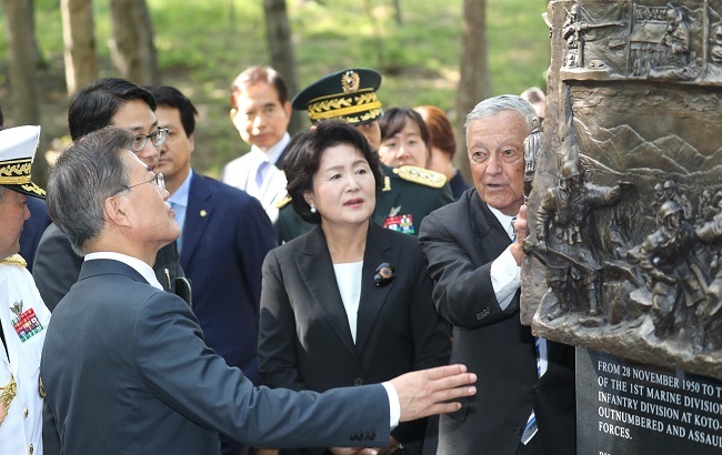 President Moon Jae-in and first lady Kim Jung-sook listen to an explanation during a visit to the Jangjin Lake Battle Monument at the National Museum of the Marine Corps in Virginia, the first scheduled event on his four-day visit to the United States. (Yonhap)