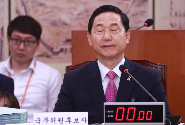 김상곤 사회부총리 겸 교육부 장관 후보자가 29일 국회 교육문화체육관광위원회에서 열린 인사청문회에서 야당 의원들의 의사 진행 발언을 들으며 눈을 감고 있다.[사진제공=연합뉴스]
김상곤 사회부총리 겸 교육부 장관 후보자가 29일 국회 교육문화체육관광위원회에서 열린 인사청문회에서 야당 의원들의 의사 진행 발언을 들으며 눈을 감고 있다.[사진제공=연합뉴스]