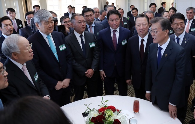 President Moon Jae-in (right) converses with business leaders at a meeting held at Hay Adams Hotel in Washington on Wednesday. From left are CJ Group Chairman Sohn Kyung-shik, Hanjin Group Chairman Cho Yang-ho, Hyundai Motor Group Vice Chairman Chung Eui-sun, SK Group Chairman Chey Tae-won and Korea Chamber of Commerce and Industry Chairman Park Yong-maan. (Yonhap)