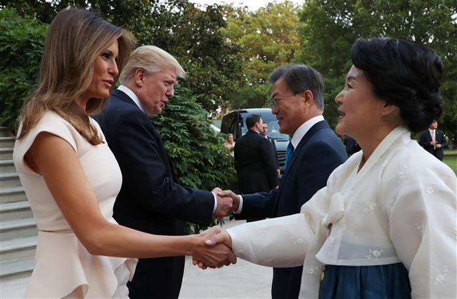 문재인 대통령과 부인 김정숙 여사가 29일 오후(현지시간) 백악관에서 열린 만찬을 마치고 도널드 미국 대통령과 부인 멜라니아 여사와 악수하고 있다.  [연합뉴스]
