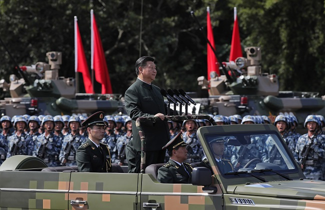 Chinese President Xi Jinping inspects the People's Liberation Army of the Hong Kong Garrison in Hong Kong, Friday, June 30, 2017. (AP-Yonhap)