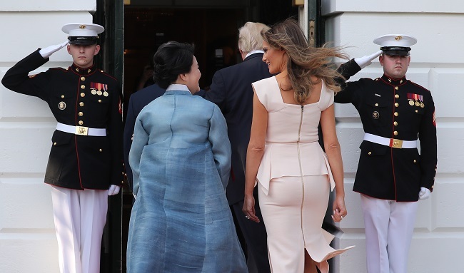First lady Kim Jung-sook (left) heads to a dinner at the White House in Washington, DC on June 29, 2017, together with her US counterpart Melania Trump. (Yonhap)