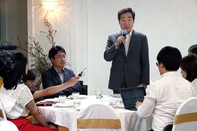 Prime Minister Lee Nak-yon speaks during a meeting with reporters in Seoul on June 30, 2017. (Yonhap)