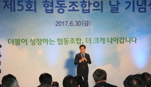 South Korea's Finance Minister Kim Dong-yeon speaks at an event held in Goyang on the northern outskirts of Seoul on June 30, 2017. (Yonhap)