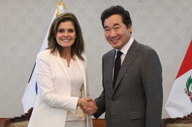 South Korea's Prime Minister Lee Nak-yon (right) shakes hands with Peruvian Second Vice President Mercedes Rosalba Araoz Fernandez at his office in Seoul on June 30, 2017. (Yonhap)