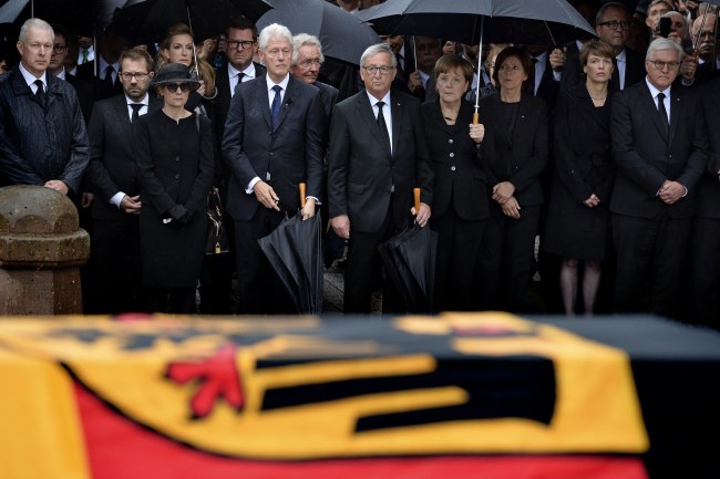 　From left: Maike Kohl-Richter, former US President Bill Clinton, European Commission President Jean-Claude Juncker, German Chancellor Angela Merkel, Bundesrat President Malu Dreyer, Elke Buedenbender and German President Frank-Walter Steinmeier attend the military honors for late former Chancellor Helmut Kohl in Speyer, Germany, Saturday.   EPA-Yonhap
　