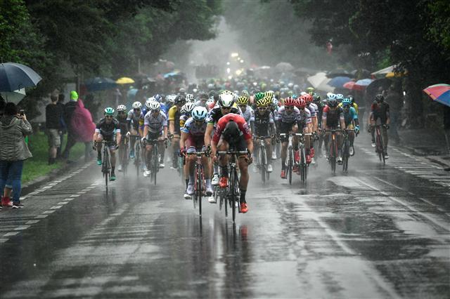 <YONHAP PHOTO-0033> TOPSHOT - The pack rides in the rain during the 203,5 km second stage of the 104th edition of the Tour de France cycling race on July 2, 2017 between Dusseldorf, Germany and Liege, Belgium. / AFP PHOTO / PHILIPPE LOPEZ/2017-07-03 00:07:05/ <저작권자 ⓒ 1980-2017 ㈜연합뉴스. 무단 전재 재배포 금지.>