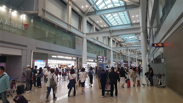 T2 DF3의 사업자로 신세계면세점이 선정됐지만 향후 추가적인 협상이 이뤄져야 해 난항이 예상된다. 사진은 인천공항 출국장의 모습.