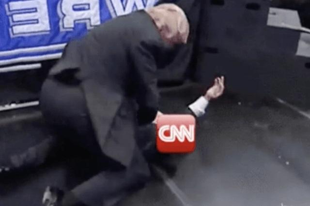 도널드 트럼프 미국 대통령이 프로레슬러처럼 CNN방송을 들어 메치는 영상을 트위터에 올려 논란이 되고 있다.  [사진=해당 영상 캡처]