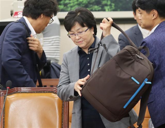 <YONHAP PHOTO-2147> 백팩 메고 청문화 출석한 김은경 환경부 장관 후보자 (서울=연합뉴스) 안정원 기자 = 김은경 환경부 장관 후보자가 3일 오전 국회에서 열린 인사청문회에 백팩을 메고 출석하고 있다. 2017.7.3 jeong@yna.co.kr/2017-07-03 09:10:18/ <저작권자 ⓒ 1980-2017 ㈜연합뉴스. 무단 전재 재배포 금지.>