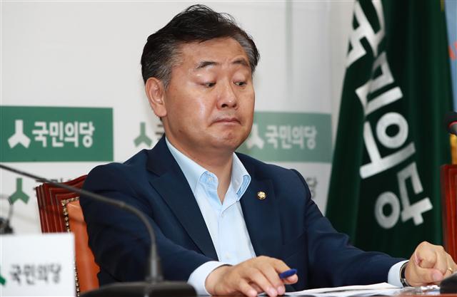 국민의당 문준용 제보조작 파문 진상조사단장인 김관영 의원이 3일 오전 국회 당대표실에서 열린 비상대책위원회에서 생각에 잠겨 있다.  [연합뉴스]