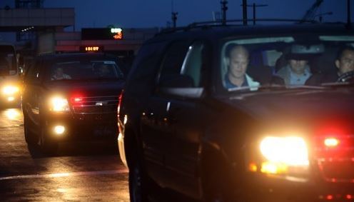 Former President Barack Obama's motorcade leaving Gimpo Airport (Yonhap)