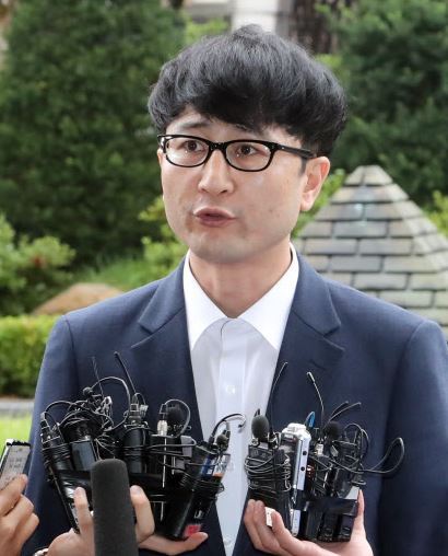 Lee Jun-seo, a former senior party official of the People's Party, answers questions from reporters before he enters a district prosecutors' office building in Seoul on July 3, 2017. He was to appear for questioning over the fabrication of a tip-off against President Moon Jae-in's son during the election campaign earlier this year. (Yonhap)