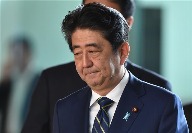 <YONHAP PHOTO-2229> Japanese Prime Minister Shinzo Abe arrives at his official residence in Tokyo on July 3, 2017. Tokyo residents went to the polls on July 2 in a big test for embattled Prime Minister Shinzo Abe, whose ruling Liberal Democratic Party is facing a powerful challenge from the megacity's popular governor for control of the local assembly. / AFP PHOTO / KAZUHIRO NOGI/2017-07-03 09:31:52/ <저작권자 ⓒ 1980-2017 ㈜연합뉴스. 무단 전재 재배포 금지.>