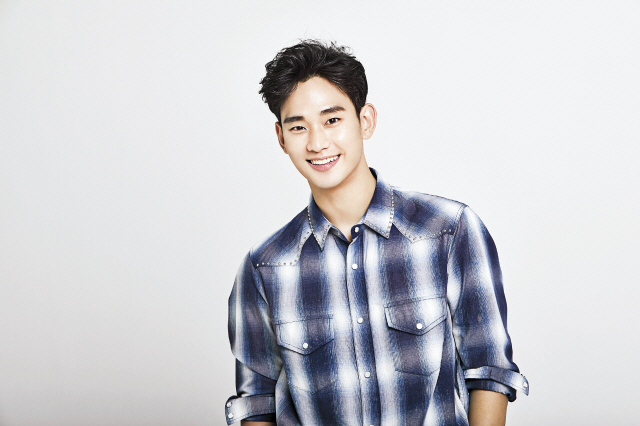 4년만에 영화 ‘리얼’로 파격 변신을 선보인 김수현. 개봉영화에 대해 네티즌들의 잇단 혹평에도 불구하고 “나에겐 사랑스런 작품으로 남을 것이다”라며 ‘리얼’에 대한 강한 애정을 토로했다. 올해로 데뷔 10년차인 김수현은 내년 군입대를 앞두고 있다.