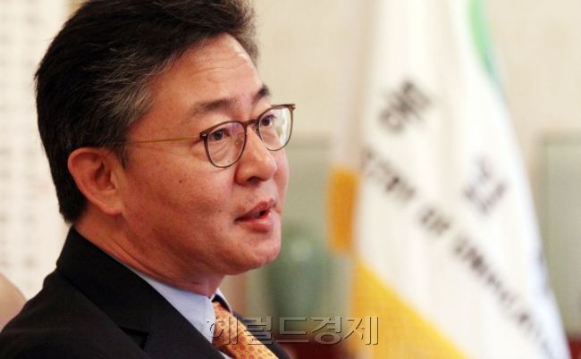 홍용표 통일부 장관이 3일 이임사에서 “핵 개발에 대한 집착을 버리지 못하고 있는 북한의 못된 손버릇은 더 꽁꽁 묶어야 한다”고 말했다. [사진=헤럴드경제DB]