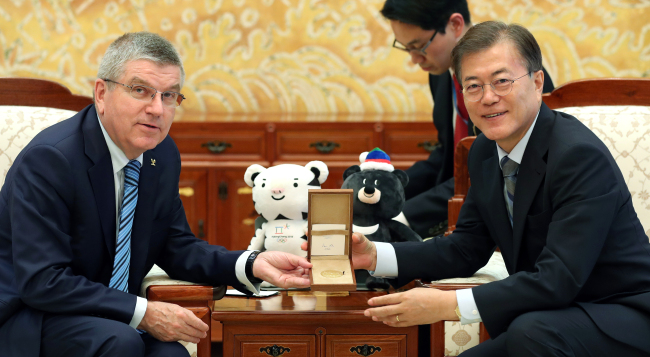 President Moon Jae-in recieves IOC chief Thomas Bach at Cheong Wa Dae in Seoul on Monday. Yonhap
