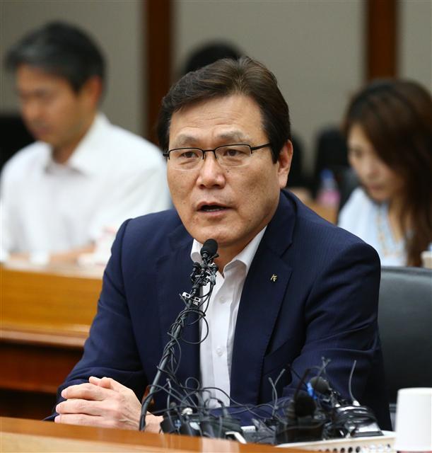 최종구 금융위원장 내정자가 3일 한국수출입은행에서 기자간담회를 열고선 기자들의 질문에 답하고 있다.