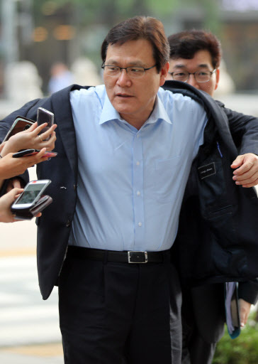 최종구 금융위원장 후보자가 4일 오전 서울시 중구 예금보험공사로 출근하던 도중 취재진의 질문을 받고 있다. [사진제공=연합뉴스]