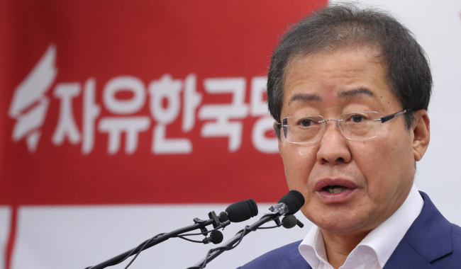 홍준표 신임 자유한국당 대표가 3일 오후 서울 여의도 당사에서 기자회견을 하고 있다.[사진제공=연합뉴스]
홍준표 신임 자유한국당 대표가 3일 오후 서울 여의도 당사에서 기자회견을 하고 있다.[사진제공=연합뉴스]