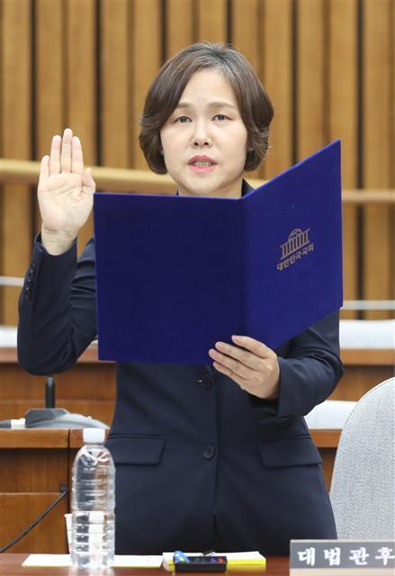 박정화 대법관 후보자가 4일 오전 국회에서 열린 인사청문회에서 선서를 하고 있다.  [연합뉴스]