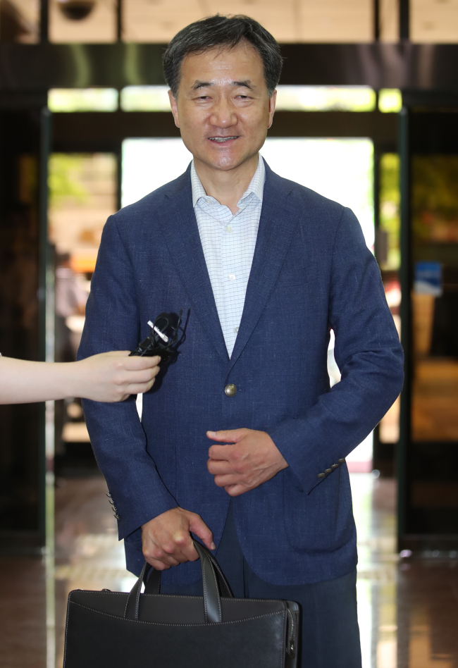 박능후 보건복지부 장관 후보자가 4일 국회 인사청문회 준비 사무실이 마련된 서울 서초구 건강보험심사평가원 서울사무소에 첫 출근하던 도중 취재진의 질문에 답하고 있다. [사진제공=연합뉴스]