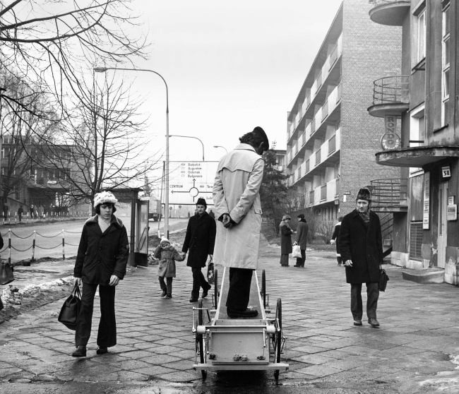 바르샤바에서 수레를 시연하는 크지슈토프 보디츠코, 1973, 우치미술관 소장.[사진제공=국립현대미술관]
