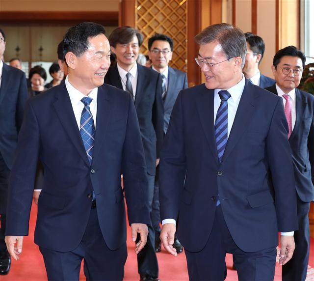 김상곤 신임 사회부총리 겸 교육부장관이 지난 4일 오후 청와대에서 문재인 대통령(사진 우측)으로부터 임명장을 받은 뒤 이야기를 나누고 있다.  [연합뉴스]
