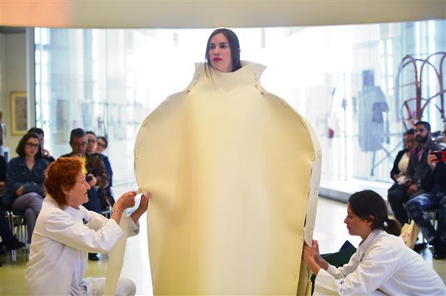<YONHAP PHOTO-0148> epa06061955 A model presents a creation from the Fall/Winter 2017/18 Haute Couture collection by French designer Adeline Andre during the Paris Fashion Week, in Paris, France, 02 July 2017. The presentation of the Haute Couture collections runs from 02 to 05 July. EPA/CHRISTOPHE PETIT TESSON/2017-07-03 00:47:22/ <저작권자 ⓒ 1980-2017 ㈜연합뉴스. 무단 전재 재배포 금지.>