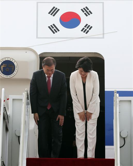 문재인 대통령과 부인 김정숙 여사가 독일 공식 방문과 주요 20개국(G20) 정상회의 참석을 위해 5일 오전 성남 서울공항에서 출국에 앞서 환송객들에게 인사하고 있다. [연합뉴스]