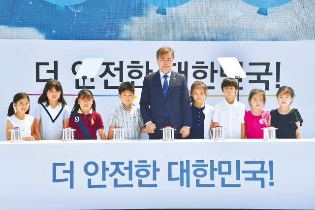 지난 6월19일0시를 기해 영구정지에 들어간 고리원전 1호기. 고리원전 1호기를 방문한 문재인 대통령은 원전 중심의 국가 에너지정책을 폐기하고 탈핵 로드맵을 빠른 시일 내 마련할 것을 지시했다.